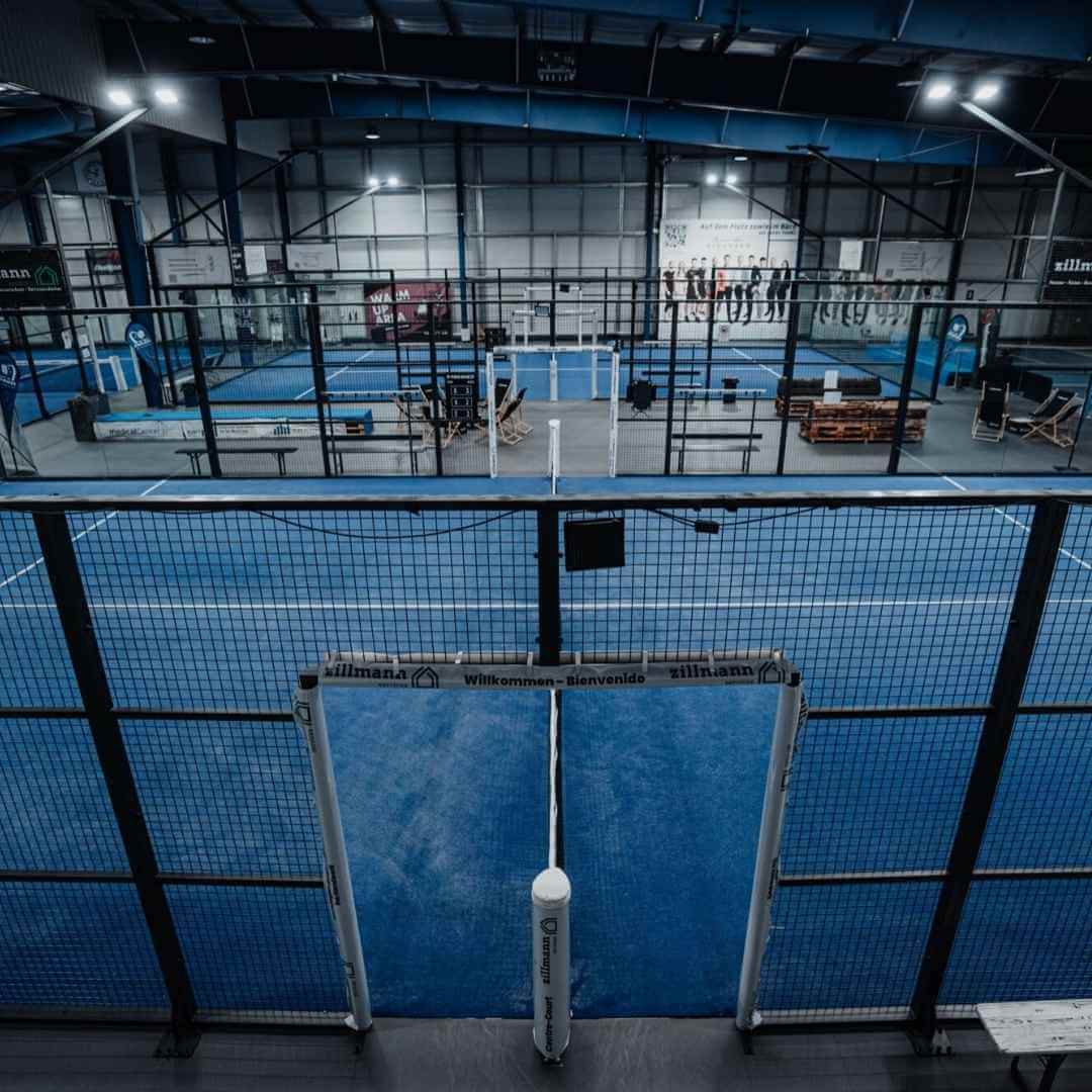 Leere Padel-Courts im HALL OF PADEL
