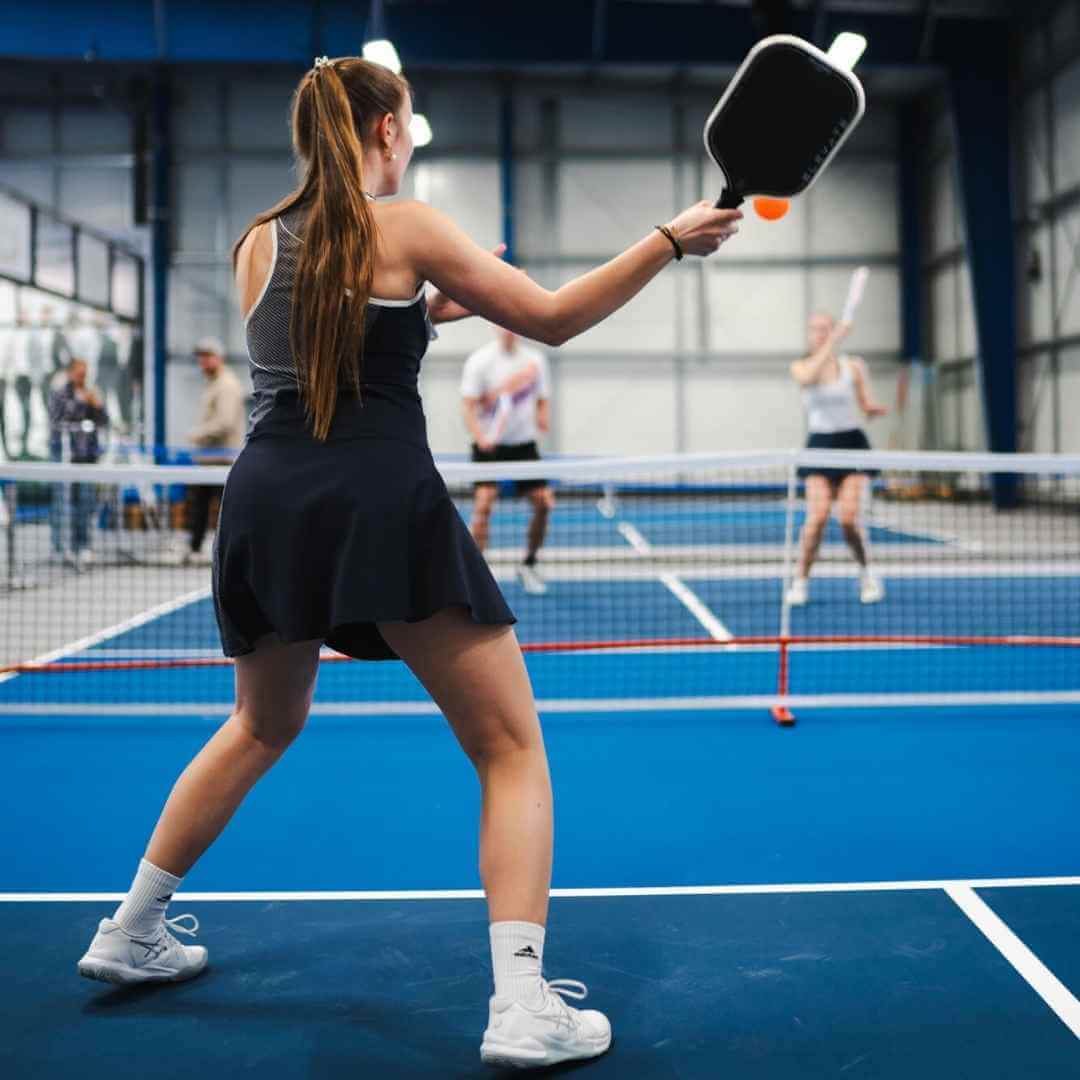 Pickleballspielende auf dem Court