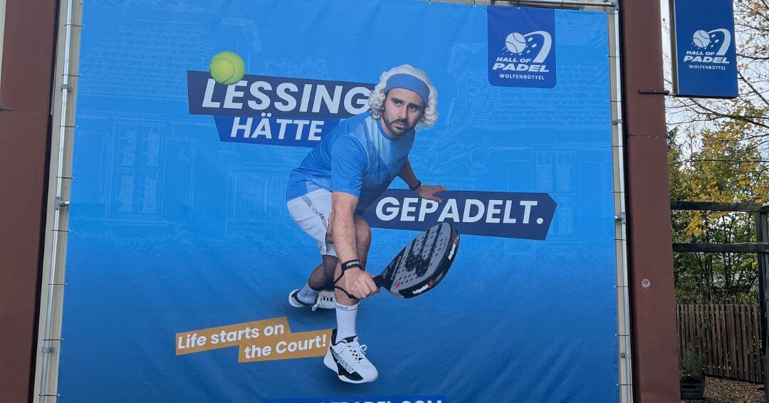 HALL OF PADEL Riesenbanner mit Lessing-Motiv