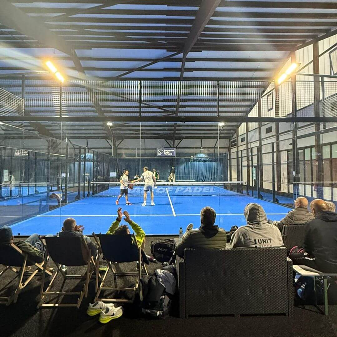 Zuschauende beim Padel Match im HALL OF PADEL