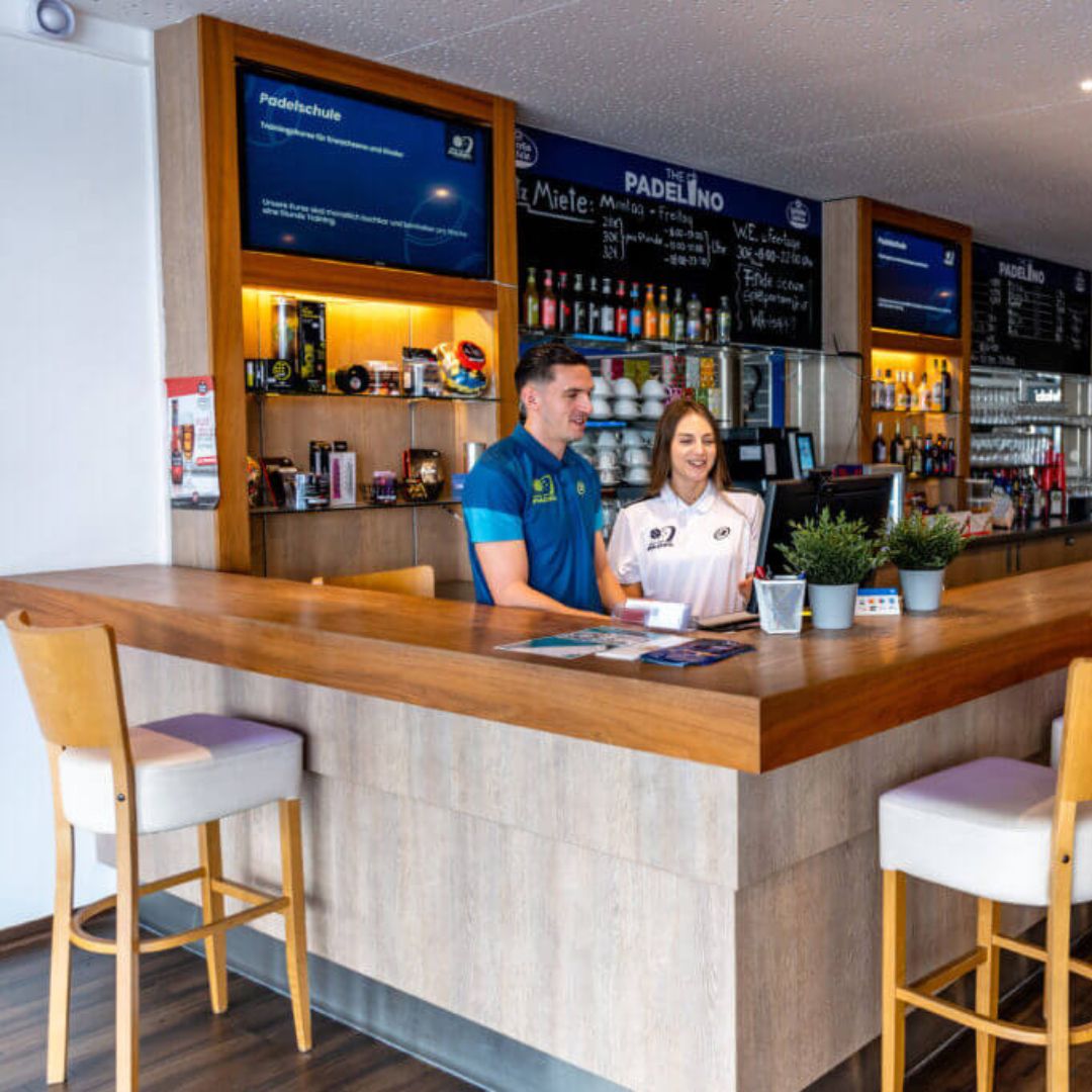 Mitarbeitende im HALL OF PADEL Padelino