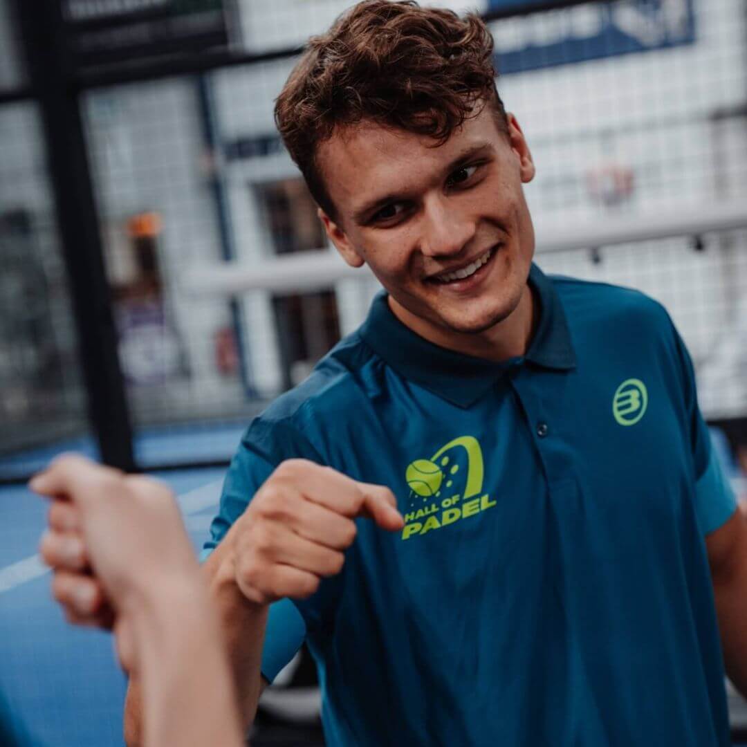 Mitarbeiter gibt Faust an einen Kollegen