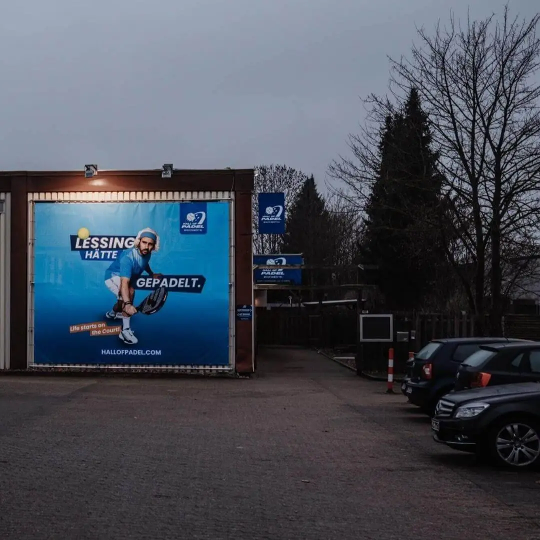 Parkplatz und Eingang HALL OF PADEL Wolfenbüttel
