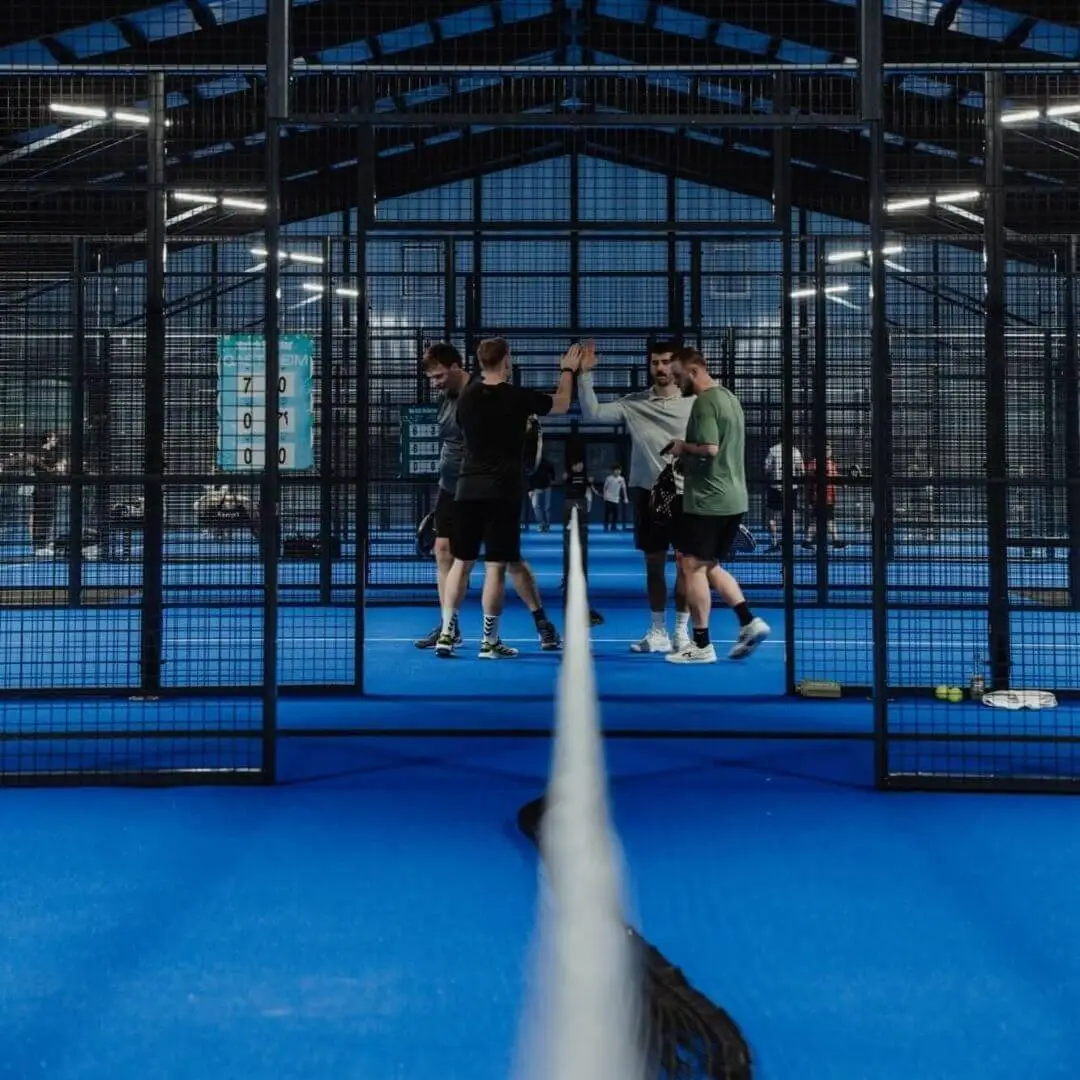 Blick auf alle Padelplätze mit Padelspielern in Wolfenbüttel