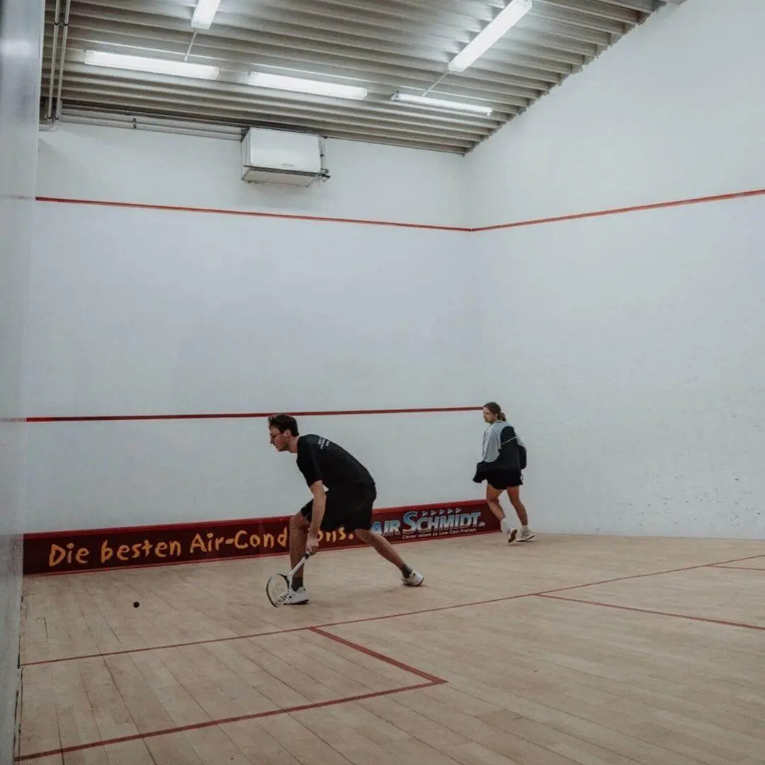 Zwei Squashspieler auf dem Squash-Court in Wolfenbüttel