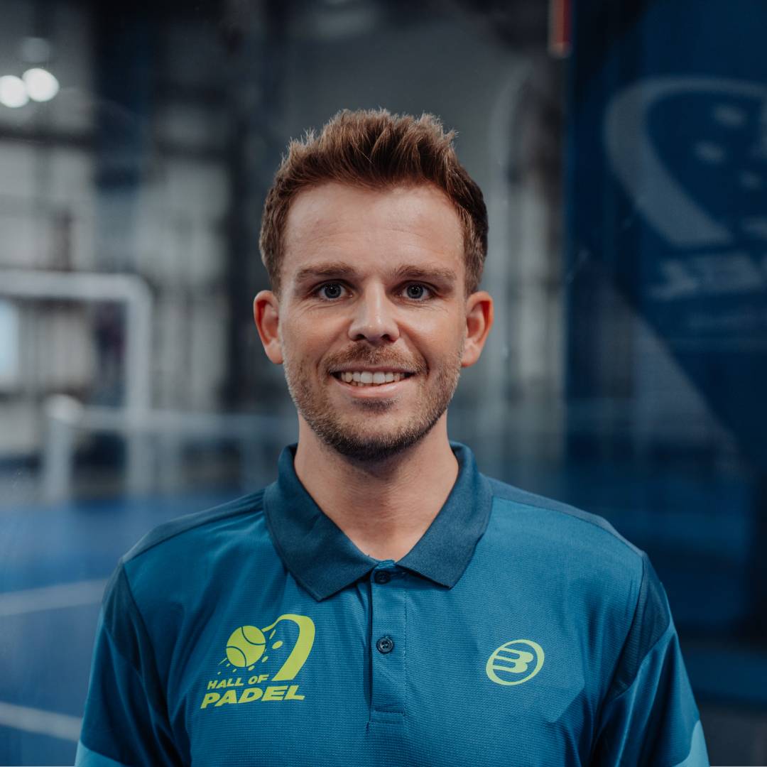 Akademie 2 Dustin Kujath HALL OF PADEL Trainer lächelt in die Kamera